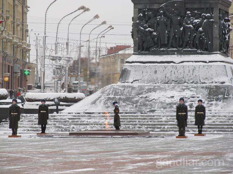 Почетный караул у обелиска. Площадь Победы в Минске