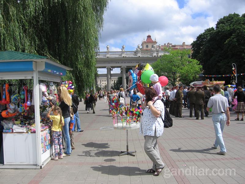 парк Горького в Минске. Весело и многолюдно
