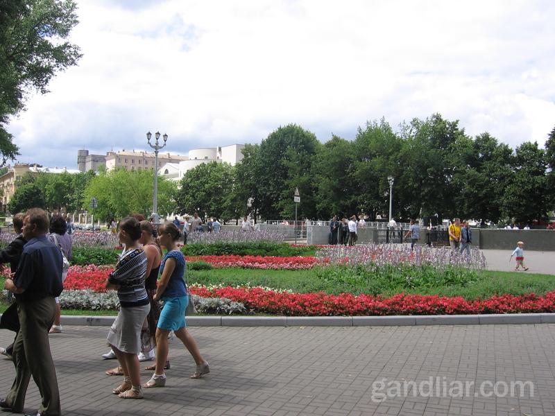 парк Горького в Минске рядом с цирком