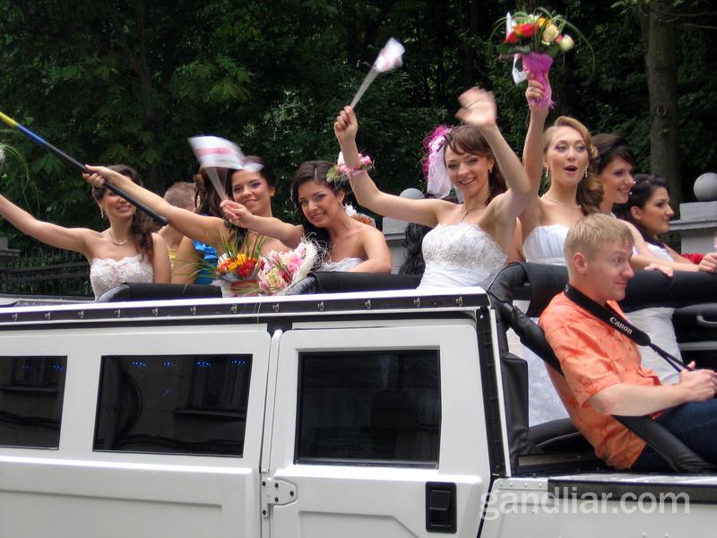 Парад невест. Девушки на хамере