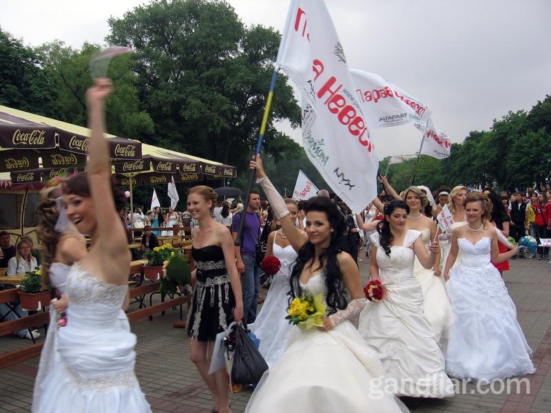 Парад невест-2011 в парке Горького.