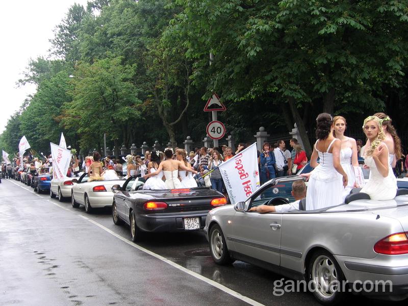 В параде участвуют 49 невест