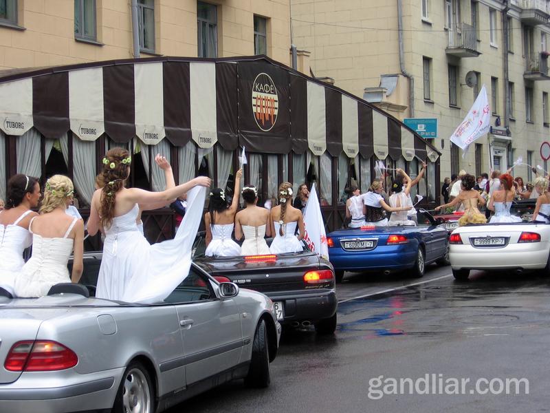 Невесты отправляются на парад