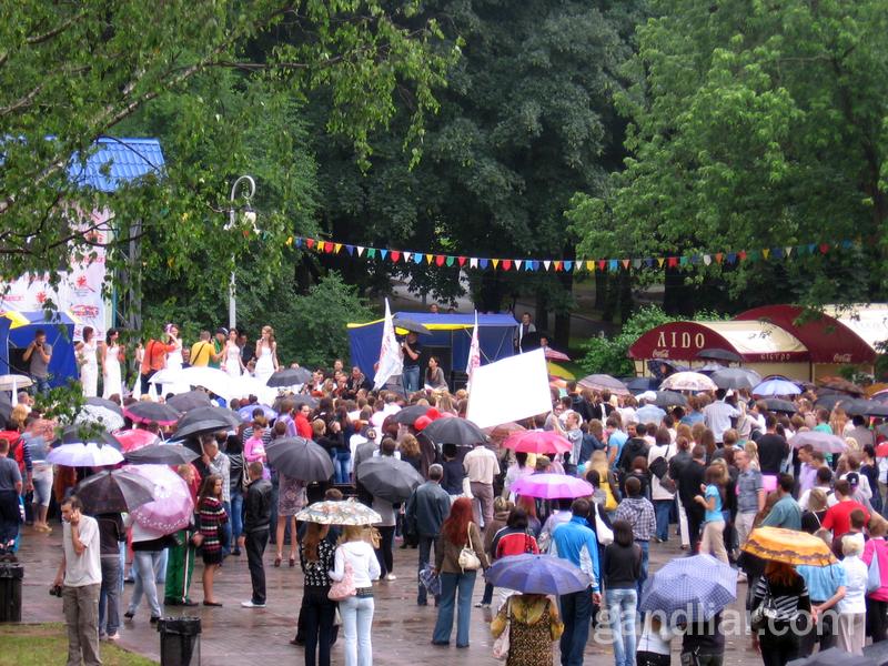 Парад невест-2011 в Минске. Под дождем.