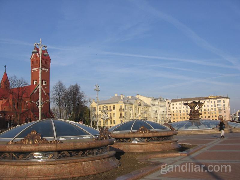 Костел в Минске на площади независимости