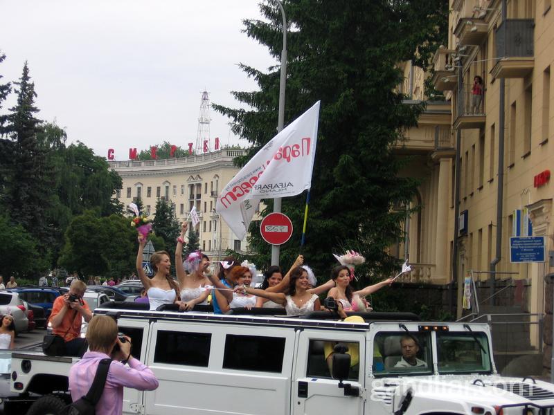 Парад невест-2011 в Минске. Невесты на хамере