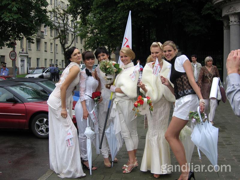 Парад невест-2011 в Минске. Невесты охотно позируют