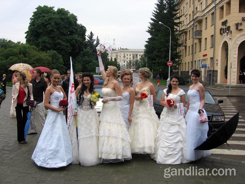 Парад невест-2011 в Минске. Невесты в классических белых платьях