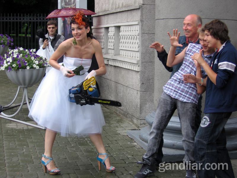 Парад невест в Минске. Невеста с бензопилой
