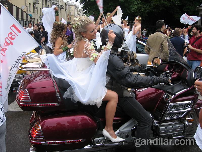 Парад невест-2011 в Минске. Невесты и рокеры - обалденное сочетание