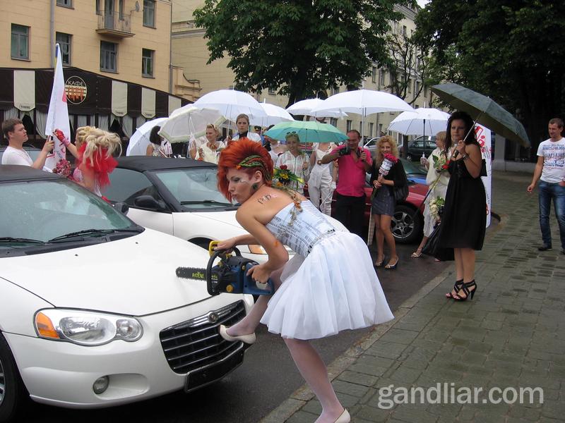 Парад невест в Минске. Невеста пилит авто