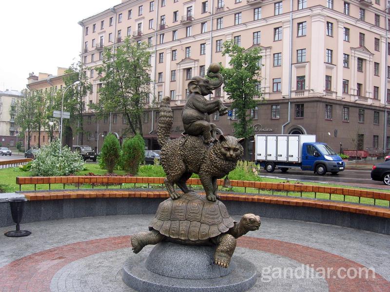 Скульптура слона, кота и черепахи рядом с цирком в Минске